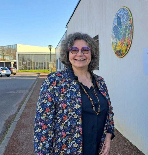 Joelle Saindon-Oiry, diététicienne-nutritionniste, souriante devant son cabinet